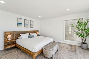 3 habitaciones, escritorio y tabla de planchar con plancha 