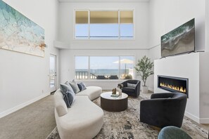 Televisión y chimenea 