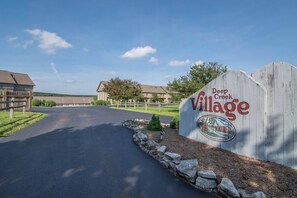 Segnaletica per Deep Creek Village, con una strada ben visibile che conduce a un complesso di edifici.