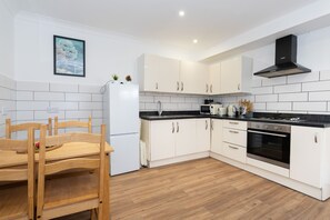 Køleskab, mikrobølgeovn, ovn, kogeplade