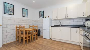 KĂŒhlschrank, Mikrowelle, Ofen, Herdplatte