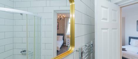 4 chambres, fer et planche à repasser, Wi-Fi gratuit, draps fournis