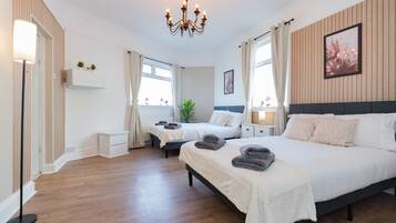 4 Schlafzimmer, BĂŒgeleisen/BĂŒgelbrett, kostenloses WLAN, BettwĂ€sche