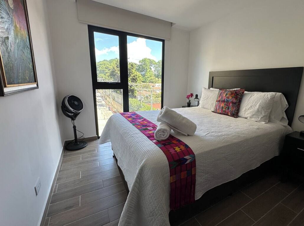 1 habitación, tabla de planchar con plancha, internet y ropa de cama 