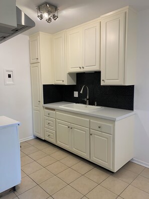 Mikrobølgeovn, ovn, kokeplater og oppvaskmaskin