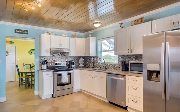 ثلاجة، ميكروويف، فرن، موقد طهي مسطح