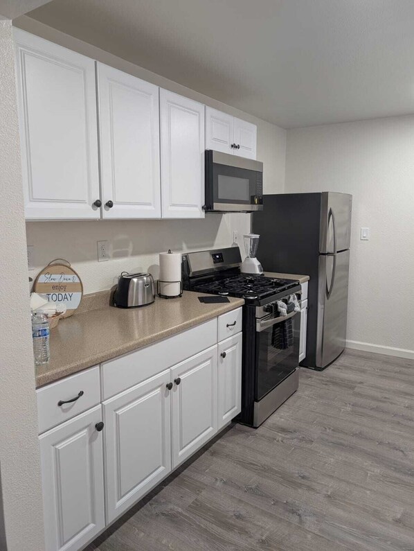 Frigorifero, microonde, forno, piano cottura