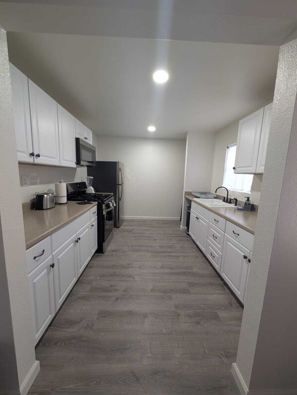 Frigorífic, microones, forn i placa de cuina