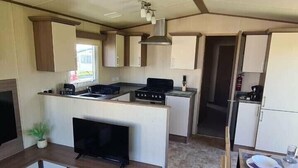 Cookware/dishes/utensils - Broadland Sands - Holiday Accommodation 15327 (Lowestoft)