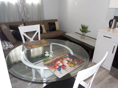 Homey Getaway close to Airport.