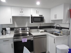 Four à micro-ondes, un four, surface de cuisson, lave-vaisselle