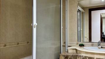 Sèche-cheveux, bidet, serviettes fournies, savon