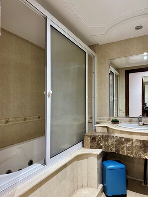 Haartrockner, Bidet, Handtücher, Seife