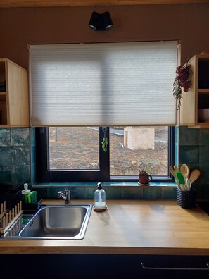 ثلاجة، فرن، موقد طهي مسطح، غسالة أطباق