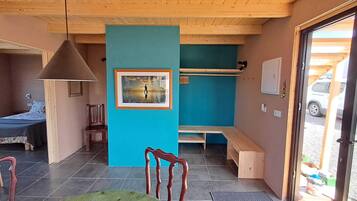 1 dormitori, escriptori i planxa i posts de planxar