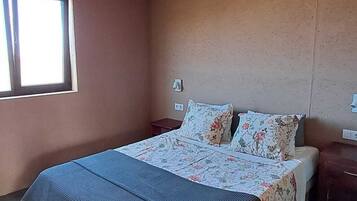 1 Schlafzimmer, Schreibtisch, Bügeleisen/Bügelbrett, Reisekinderbett