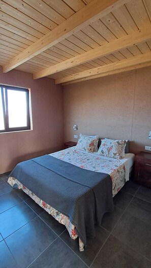 1 Schlafzimmer, Schreibtisch, Bügeleisen/Bügelbrett, Reisekinderbett