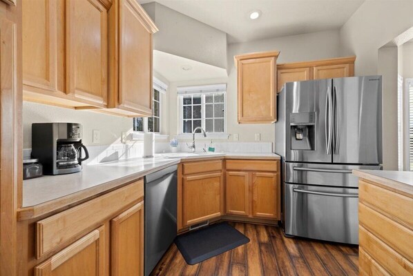 Fridge, microwave, oven, stovetop - *Private Balcony*5Min>NNU*Backyard*King*Parking*W/D (Nampa)