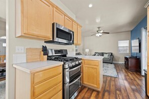 冷蔵庫、電子レンジ、オーブン、コンロ