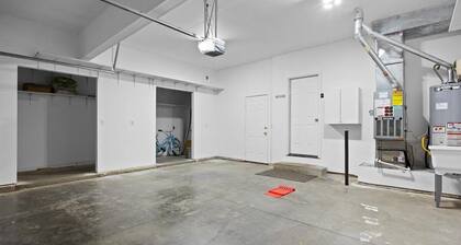 *Private Balcony*5Min>NNU*Backyard*King*Parking*W/D