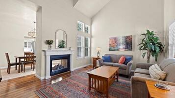 Una Smart TV, una chimenea