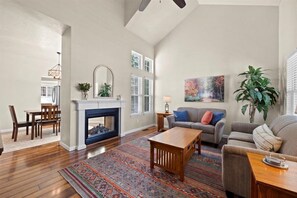 Una Smart TV, una chimenea