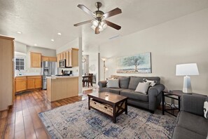 Smart TV, fireplace - *Private Balcony*5Min>NNU*Backyard*King*Parking*W/D (Nampa)