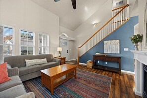 Smart TV, fireplace - *Private Balcony*5Min>NNU*Backyard*King*Parking*W/D (Nampa)