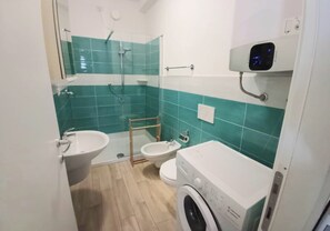 Ducha, secador de pelo, bidet, toallas