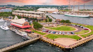 Marina - Canal front, Heated pool, Boat lift, Pet friendly (Gulf Breeze)