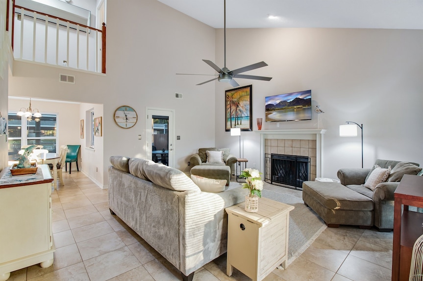 Canal Front, Heated Pool, Boat Lift, Pet Friendly - Gulf Breeze, FL