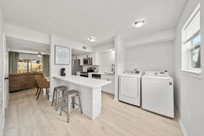 Réfrigérateur, four à micro-ondes, un four, surface de cuisson