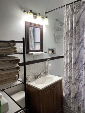 Dusche, Haartrockner, Handtücher, Seife