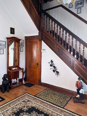 المنشأة من الداخل