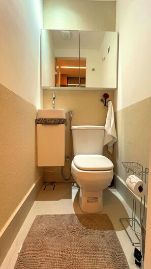 Apartamento básico | Banheiro | Secador de cabelo, toalhas de banho, sabonete, shampoo
