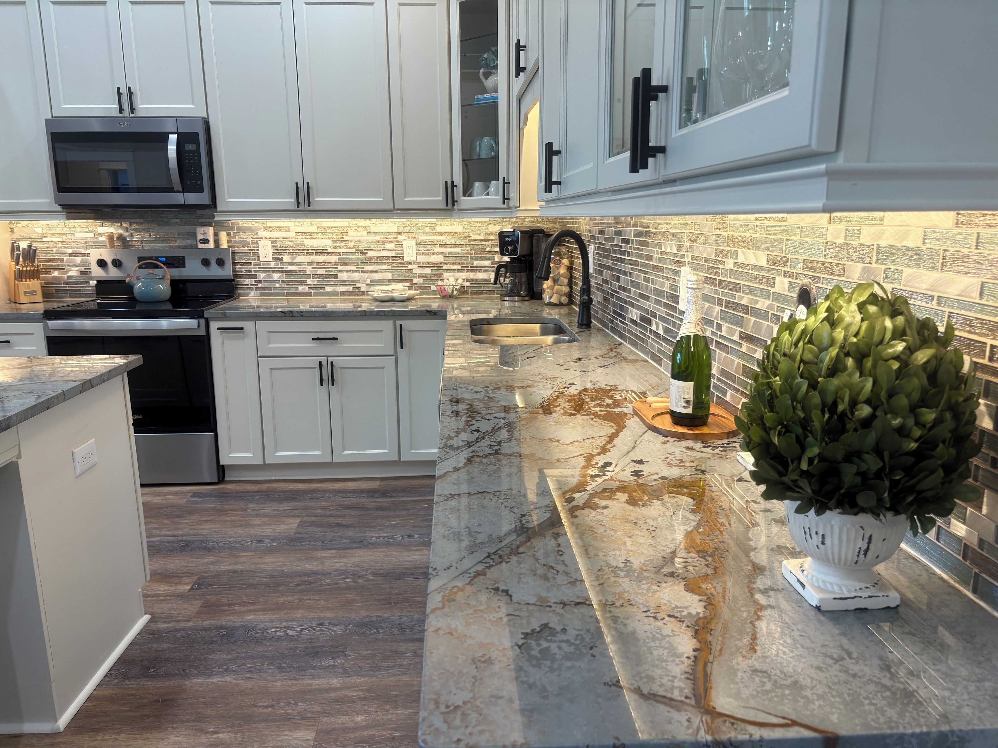 Micro-ondes, four, plaque de cuisson, lave-vaisselle