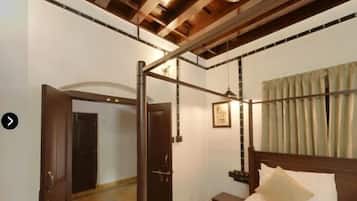 Classic Double Room | Individually furnished, blackout curtains, iron/ironing board, free WiFi