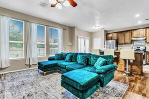 Een televisie en een open haard