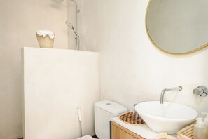 Regadera, secadora de cabello, bidet, toallas 