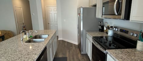 Mikrobølgeovn, ovn, kokeplater og oppvaskmaskin