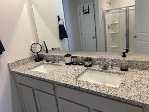 Dusche, Handtücher, Seife, Toilettenpapier