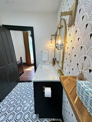 Bruser, hårtørrer, håndklæder, Sæbe