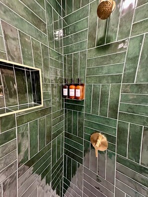 Ducha, secador de pelo, toallas y jabón