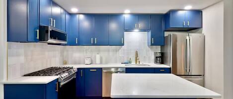 Frigorífico, microondas, horno y placa de cocina