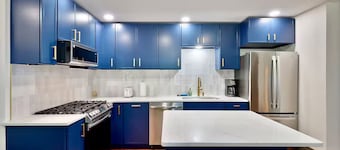 Chic & Luxurious 1BD - Modern Apt. Near Downtown, Quick Walk to Bakery & Pizza!