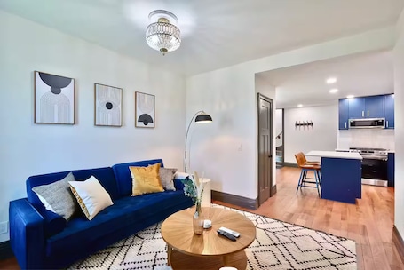 Smart TV. Mississippi Muse, Modern & Chic 1BR Near Downtown, Quick Walk to Bakery & Pizza