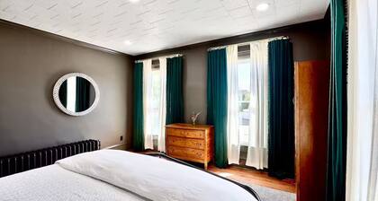 Vintage Charm Manor - Modern Luxury 2BR Suite, Close to Downtown & Bakery