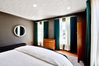 Vintage Charm Manor - Modern Luxury 2BR Suite, Close to Downtown & Bakery
