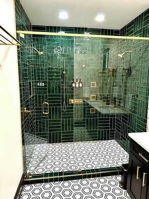 Bruser, hårtørrer, håndklæder, Sæbe