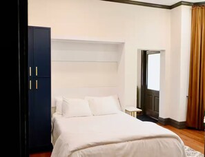 2 habitaciones, escritorio, tabla de planchar con plancha y wifi gratis